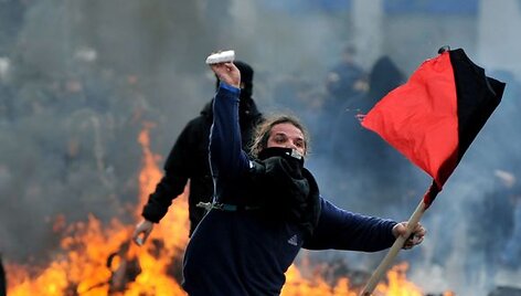 Atėnuose susigrūmė protestuotojai ir policija, kai tūkstančiai žmonių i&scaron;ėjo paminėti prie&scaron; metus pareigūno nu&scaron;auto jaunuolio atminimą. 