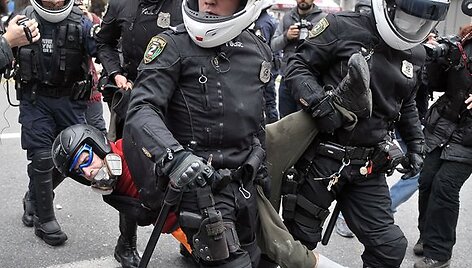 Atėnuose susigrūmė protestuotojai ir policija, kai tūkstančiai žmonių i&scaron;ėjo paminėti prie&scaron; metus pareigūno nu&scaron;auto jaunuolio atminimą. 