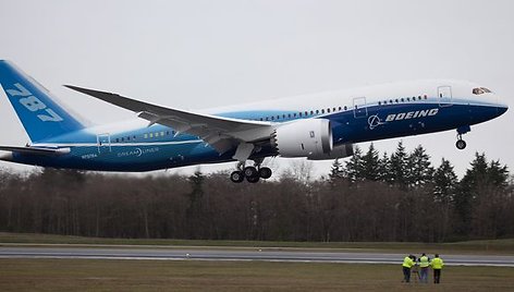 „Boeing 787 Dreamliner“ po beveik dviejų su puse metų vėlavimo pagaliau pakilo bandomajam skrydžiui.