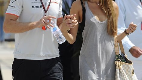 Jensonas Buttonas su drauge Jessica Michibata