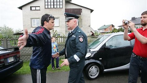 Žmonės neįleido antstolio į Kedžių namą