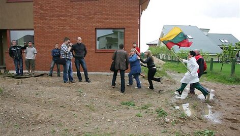 Žmonės neįleido antstolio į Kedžių namą