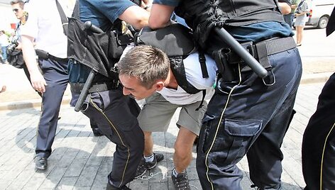 Protestuotojams pavyko sustabdyti kryžiaus perkėlimą į kitą vietą.
