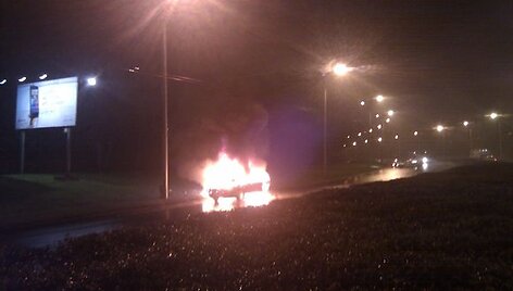 Deganti ma&scaron;ina sostinėje ant T.Narbuto kalno