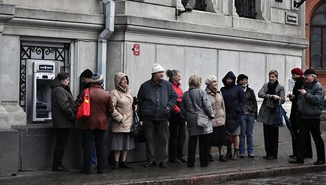 Žmonės Rygoje prie &bdquo;Latvijas Krajbanka&ldquo; poskyrio