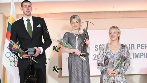 Jonas Valančiūnas, Laura Asadauskaitė ir Simona Krupeckaitė.