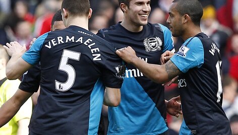 Robinas van Persie'is (centre) i&scaron;plė&scaron;ė pergalę &bdquo;Arsenal&ldquo;.