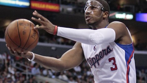 „Clippers“ lyderis Chrisas Paulas žaidžia su kauke, saugančia lūžusią nosį.