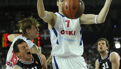 Darju&scaron;as Lavrinovičius (centre)