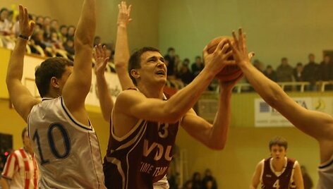 Trečius metus i&scaron; eilės LSKL čempionais tapusius VDU studentus į pergalę vedė 25 ta&scaron;kus surinkęs komandos kapitonas P.Jankūnas.