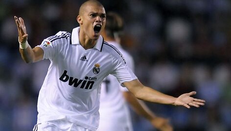 Į karali&scaron;kąjį Madrido &bdquo;Real&ldquo; klubą Pepe atvyko 2007 metais i&scaron; &bdquo;Porto&ldquo; ekipos, už 30 mln. eurų (daugiau kaip 170 mln. Lt) sumą.