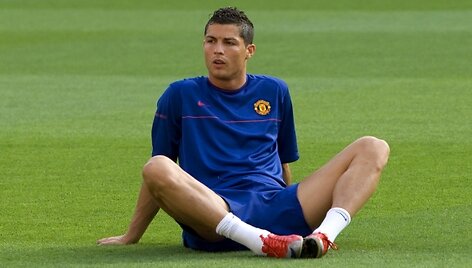 Į &bdquo;Manchetser United&ldquo; klubą C.Ronaldo atvyko 2003 metais. Už talentingo jaunuolio para&scaron;ą britai &bdquo;Sporting&ldquo; komandai tada sumokėjo 12,2 mln. svarų sterlingų (apie 49 mln. Lt).