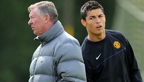 Anot prane&scaron;imų britų žiniasklaidoje, sprendimą parduoti geriausią praėjusių metų futbolininką C.Ronaldo priėmė būtent seras A.Fergusonas.