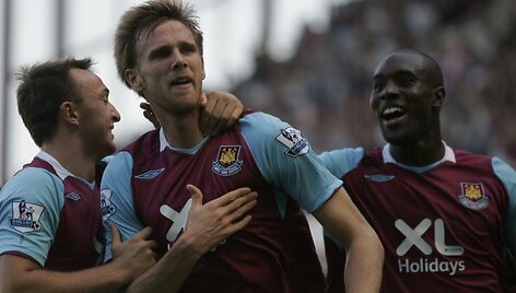 C.Davenportas į &bdquo;West Ham&ldquo; klubą už 3 mln. svarų sterlingų i&scaron; Londono &bdquo;Tottenham&ldquo; ekipos persikėlė 2007 metų vasarą. 