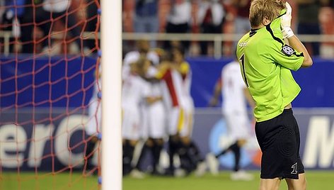 Visas 90 minučių debiutiniame mače UEFA Čempionų lygoje prieš „Sevilla“ žaidęs „Unirea“ vartininkas lietuvis G.Arlauskis du kartus buvo priverstas traukti kamuolį iš savo ginamų vartų tinklo