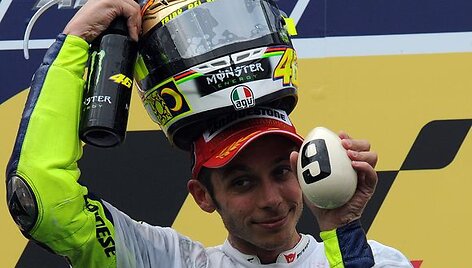Skaičiuojant ir žemesnių motociklų klasių rezultatus pasaulio čempionu V.Rossi per savo karjerą tapo jau devintą kartą.