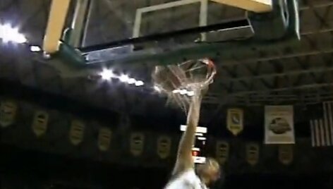 B.Griner įdėti kamuolį i&scaron; vir&scaron;aus pavyko po dviejų nesėkmingų bandymų ankstesnėse NCAA rungtynėse