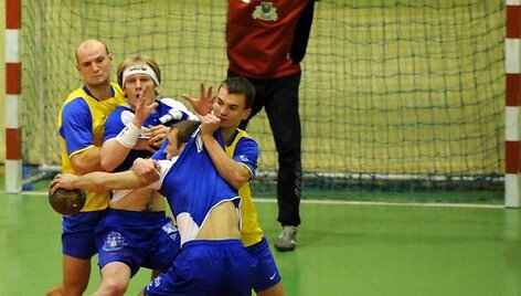 Vilniaus VHC &bdquo;&Scaron;viesa&ldquo; (mėlyna apranga) savo aik&scaron;telėje Varėnos &bdquo;Ūlos&ldquo; klubą sutriu&scaron;kino net 23 įvarčių skirtumu 40:17 (17:09)