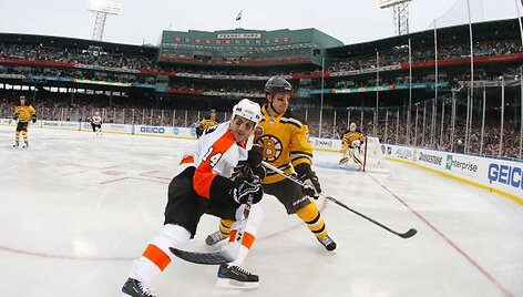 Tradicija kiekvienų metų sausio 1-ą surengti rungtynes po atviru dangumi NHL lygoje tęsiasi jau trečius metus i&scaron; eilės