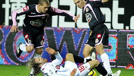 &bdquo;Sevilla&ldquo; (balta apranga) futbolininkams nepavyko antrą kartą įveikti &bdquo;Deportivo&ldquo;