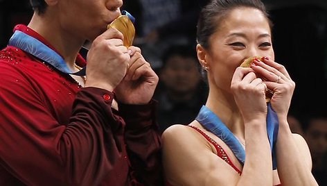 Tik dėl Vankuverio olimpinių žaidynių karjerą pratęsusi Kinijos dailiojo čiuožimo ant ledo pora neslėpė džiaugsmo iškovotais aukso medaliais