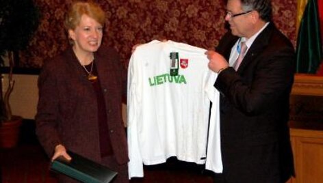 A.Poviliūnas Lietuvos ambasadorei Kanadoje G.Damu&scaron;ytei įteikė LTOK atminimo lėk&scaron;tę bei Lietuvos olimpinius mar&scaron;kinėlius