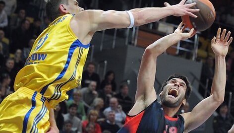 R.Javtokas (kairėje) sėkmingai grūmėsi po krep&scaron;iais, bet pergalei to buvo maža