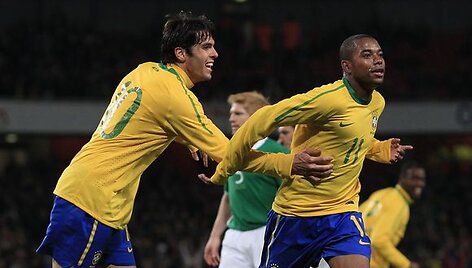 Kaka sveikina antrąjį varžybų įvartį įmu&scaron;usį Robinho (de&scaron;inėje)