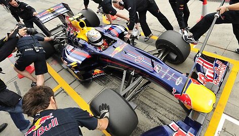 Neoficialus &bdquo;Red Bull&ldquo; mechanikų rekordas, keičiant bolido padangas, siekia vos 1,8 sek.