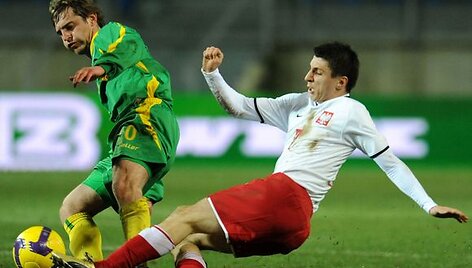 Lietuviai (kairėje) FIFA reitinge aplenkė 2012 metų Europos futbolo čempionato &scaron;eimininkus lenkus