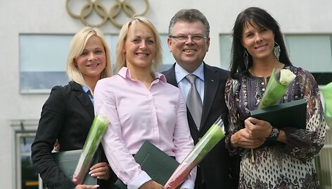 LTOK prezidentas A.Povilūnas kartu su apdovanotosiomis (i&scaron; kairės) G.Gaivenyte, S.Krupeckaite ir V.Sereikaite