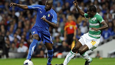 Italų nei&scaron;gelėjo ir rinktinėje debiutavęs M.Balotelli (kairėje)