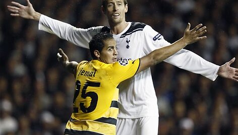 P.Crouchas (balta apranga) &bdquo;Tottenham Hotspur&ldquo; klubui pelnė tris įvarčius