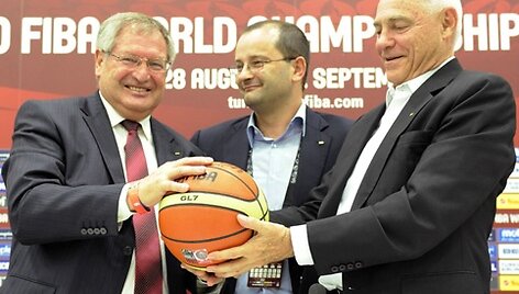Naujasis FIBA prezidentas Y.Maninis, FIBA generalinis sekretorius P.Baumannas ir buvęs prezidentas B.Elphinstonas
