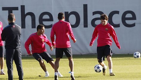 L.Messi (de&scaron;inėje) jau treniruojasi