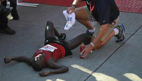 Po pergalingo finišo S.Wanjiru prireikė medikų pagalbos
