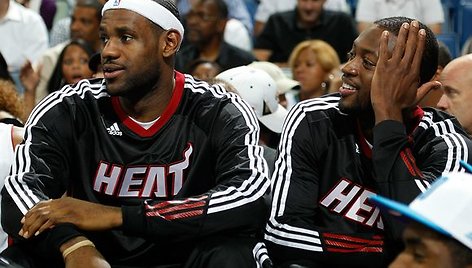 L.Jamesas ir D.Wade'as mačą stebėjo ant atsarginių žaidėjų suolelio