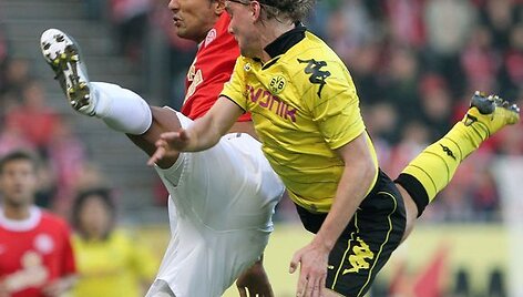 &bdquo;Borussia&ldquo; (geltona apranga) po pergalės pakilo į pirmąją vietą