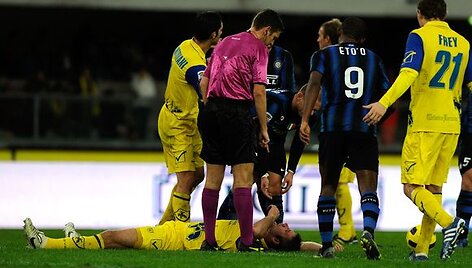 S.Eto'o atsipra&scaron;o dėl smūgio galva varžovui į krūtinę