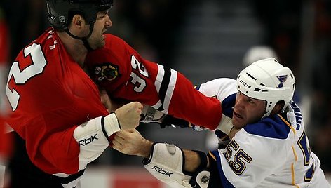 „Blackhawks“ ir „Blues“ rungtynėse netrūko vaizdų – buvo įmušta ne tik 12 įvarčių, bet kilo ir 3 muštynės.