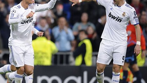 C.Ronaldo sveikina tris įvarčius pelniusį Karimą Benzemą.
