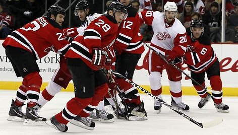 &bdquo;Devils&ldquo; (raudona apranga) NHL pirmenybėse žengia prie&scaron;paskutiniai.