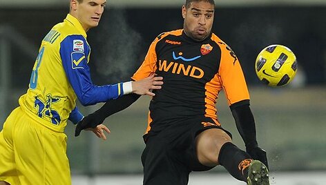 Adriano (de&scaron;inėje) trečią kartą per karjerą atiteko negarbingiausias apdovanojimas Italijos futbole.
