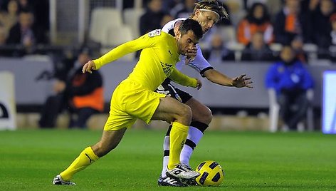 Marius Stankevičius kovoja su „Villarreal“ atakų lyderiu Giuseppe Rossi (geltona apranga).