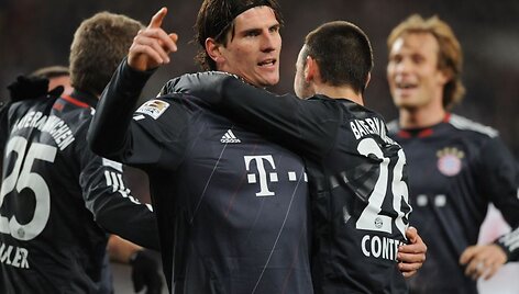 Mario Gomezas &bdquo;Bayern&ldquo; klubui pelnė tris įvarčius.
