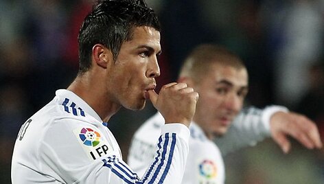 Cristiano Ronaldo &scaron;venčia įvartį.