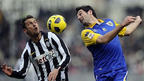 &bdquo;Juventus&ldquo; (kairėje) triu&scaron;kinamai pralaimėjo.