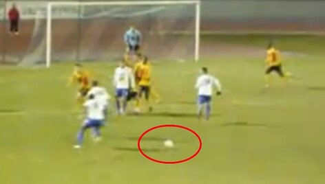 Futbolininkai nubėgo, o kamuolys liko vietoje.