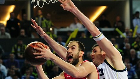 Darju&scaron;as Lavrinovičius (de&scaron;inėje) bando sustabdyti Vassilį Spanoulį.