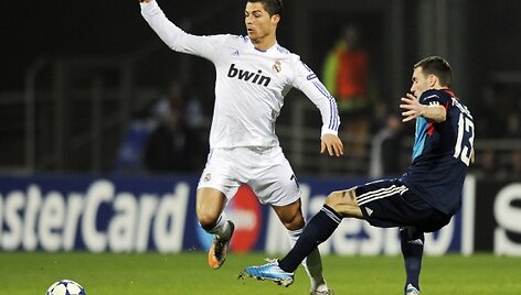 Cristiano Ronaldo (kairėje) pirmose rungtynėse su &bdquo;Lyon&ldquo;